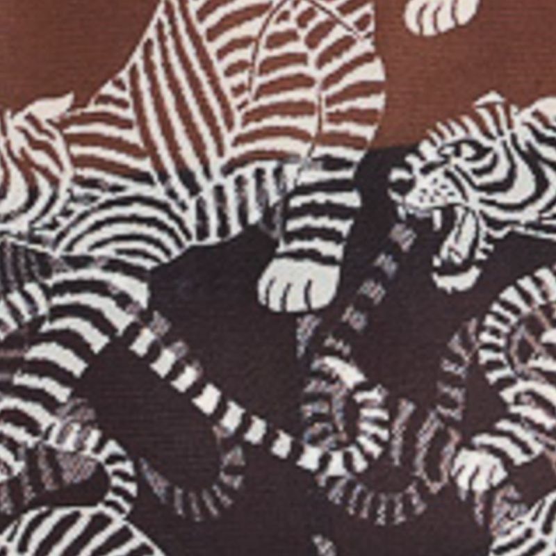 Detalle ampliado del estampado de tigres en la tela del vestido.