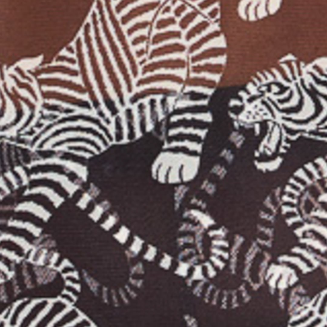Detalle ampliado del estampado de tigres en la tela del vestido.