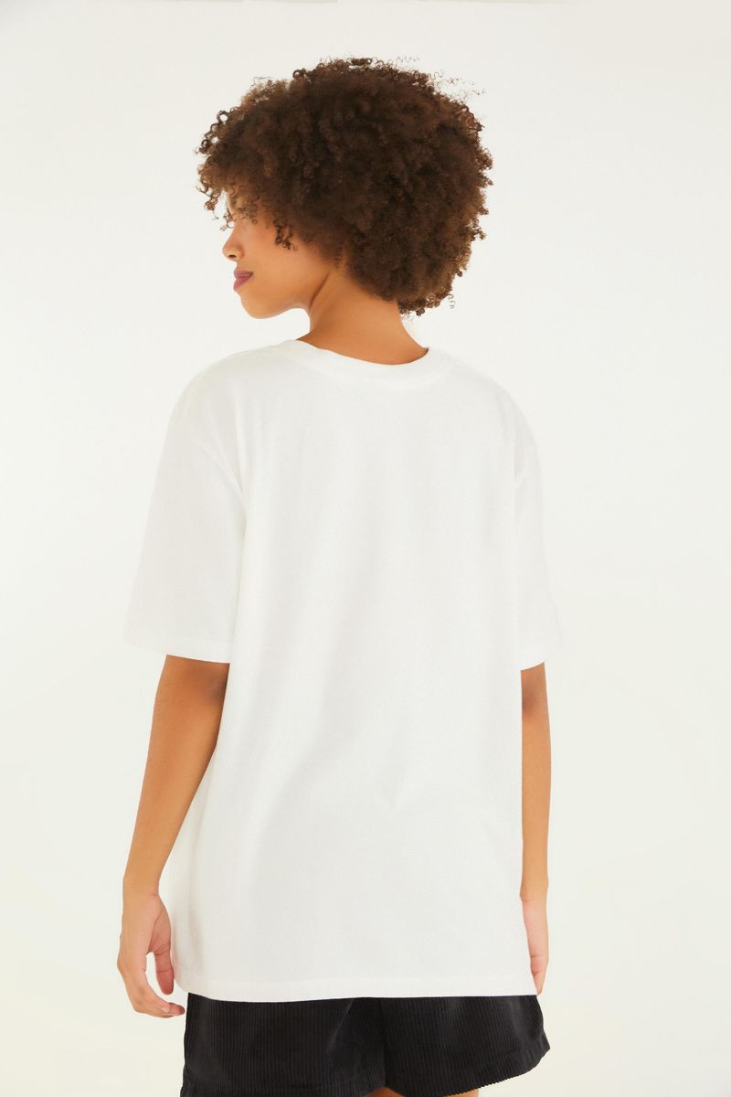 Vista posterior de la camiseta blanca sin estampado.