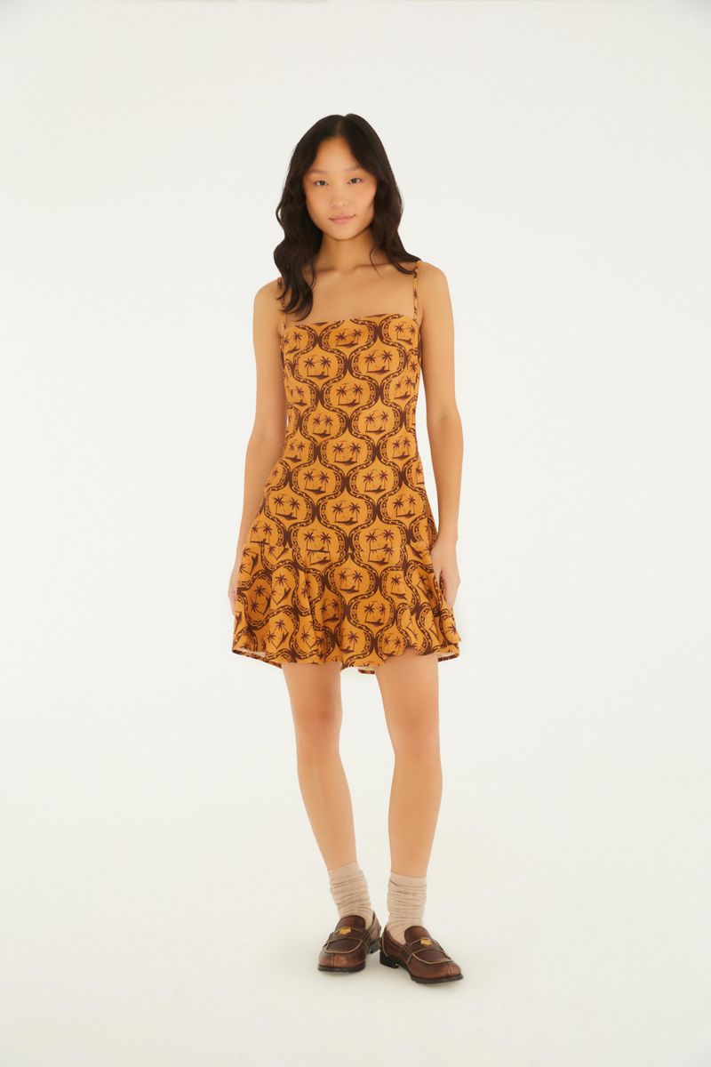 Vista frontal del vestido corto con estampado, destacando el diseño tropical y la caída fluida.