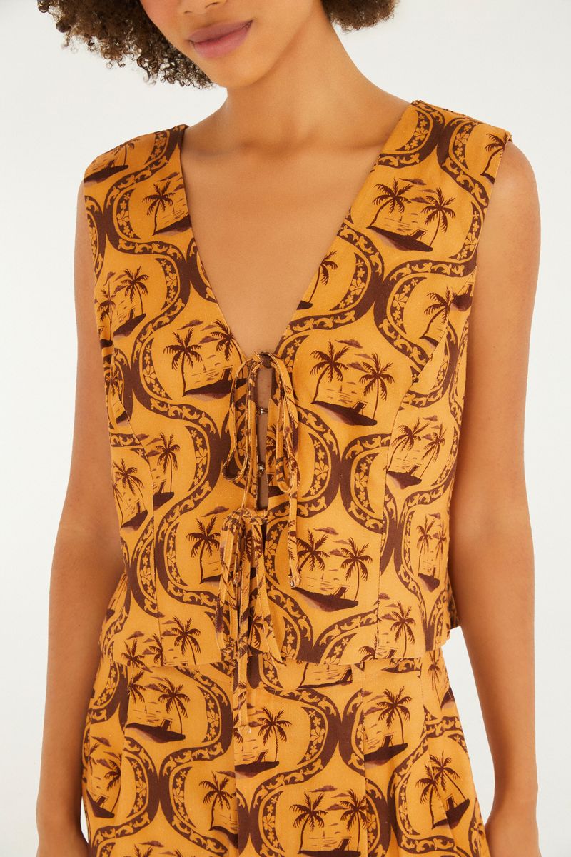 Blusa estampada con escote en V y lazada frontal, vista trasera.
