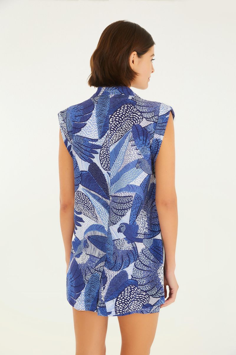 Blazer sin mangas con estampado de pájaros en tonos azul, vista trasera.