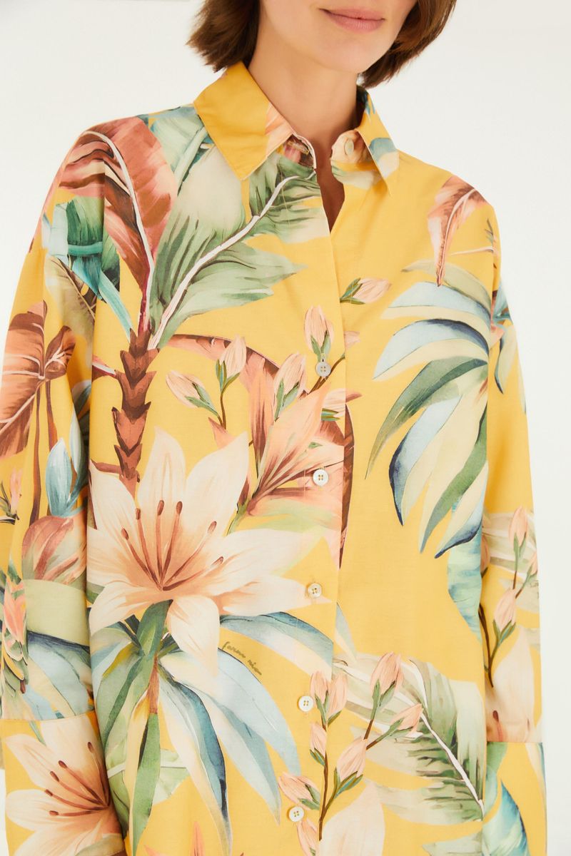 Detalle del estampado tropical de la Camisa Tropicalia, destacando flores y hojas.