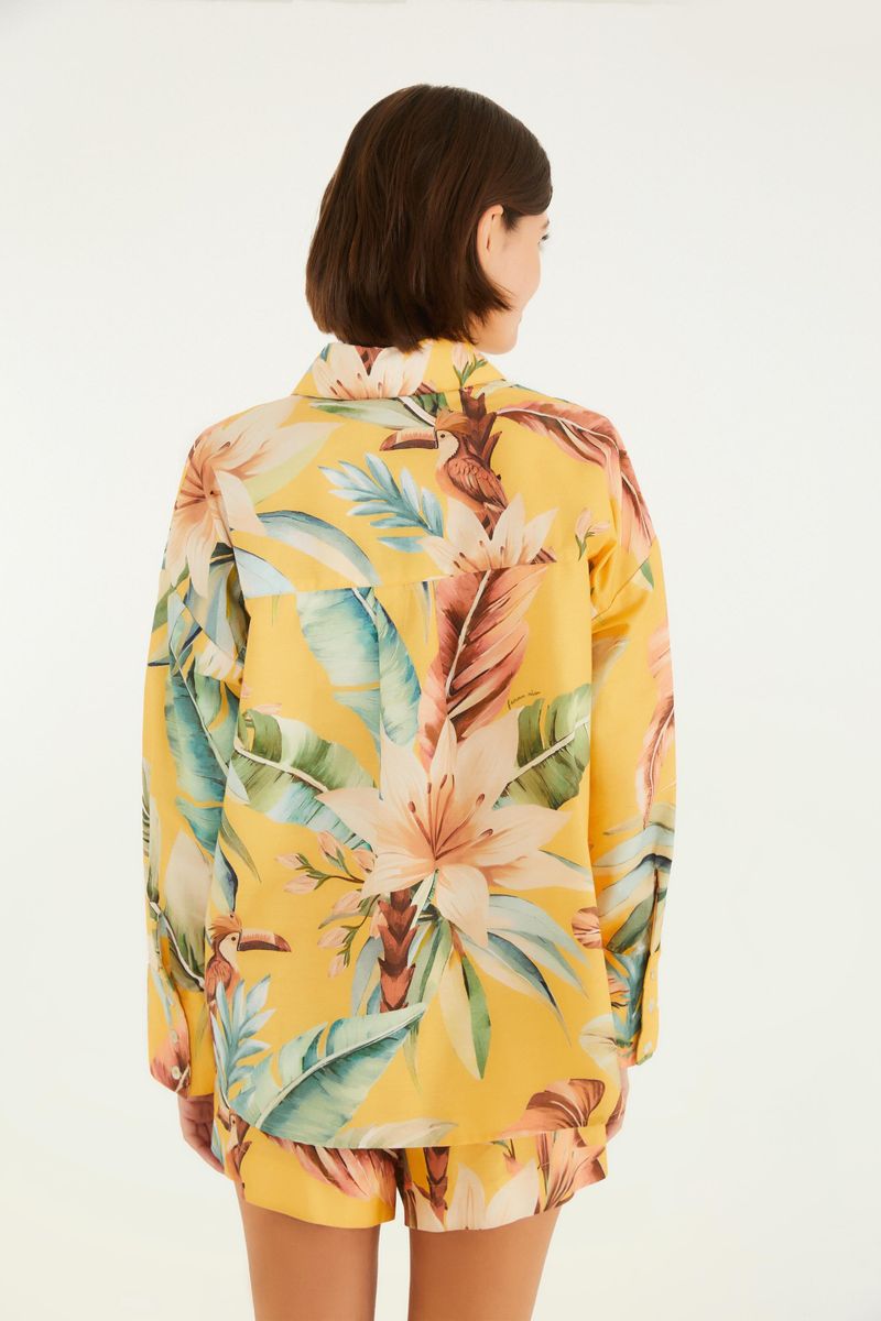 Vista trasera de la Camisa Tropicalia mostrando el estampado tropical completo.