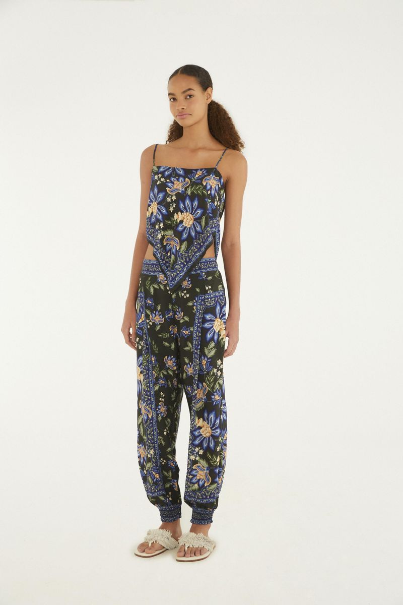 Conjunto de regata y pantalón estampados con diseño floral, vista completa.