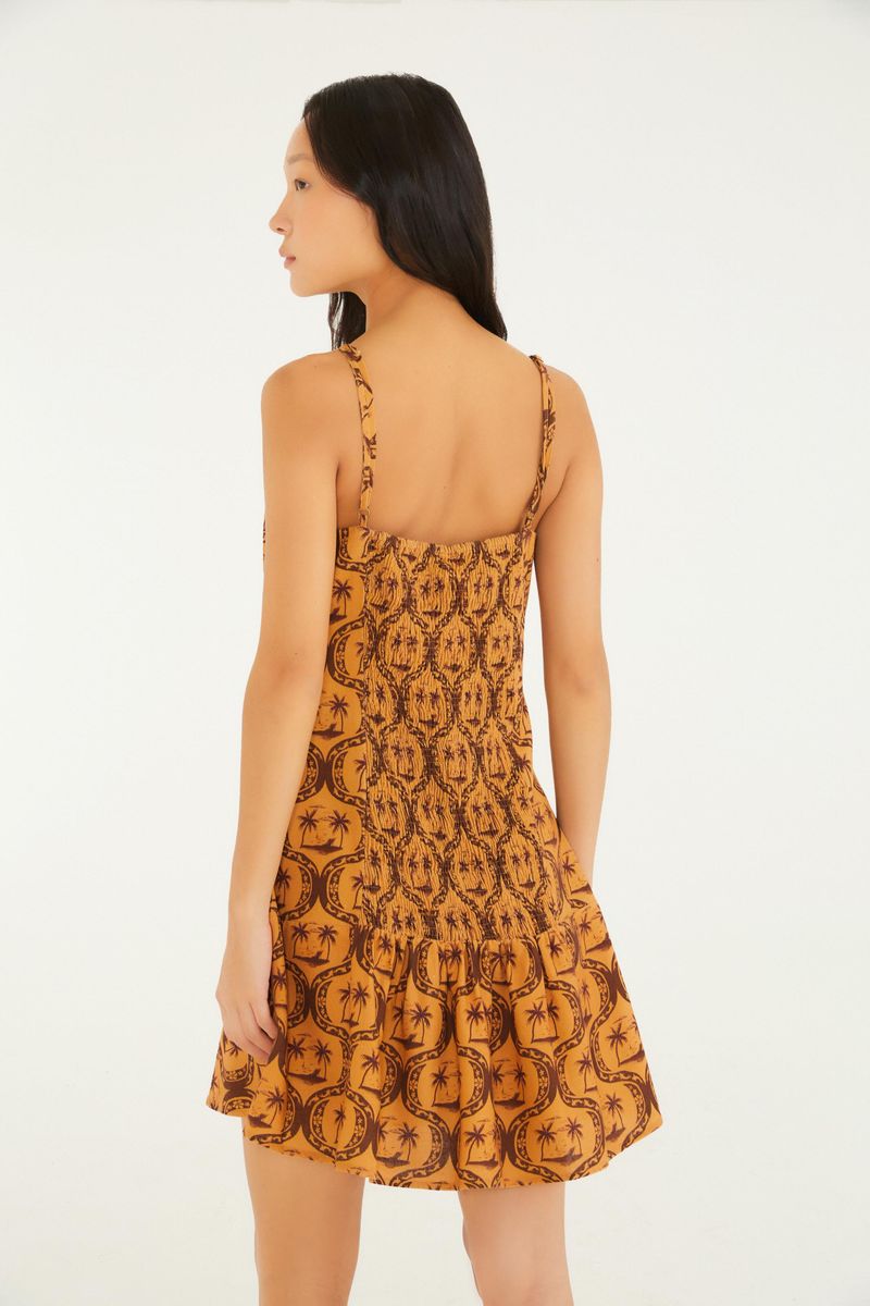 Vista trasera del vestido corto con estampado, mostrando el diseño de los tirantes y el borde con volantes.