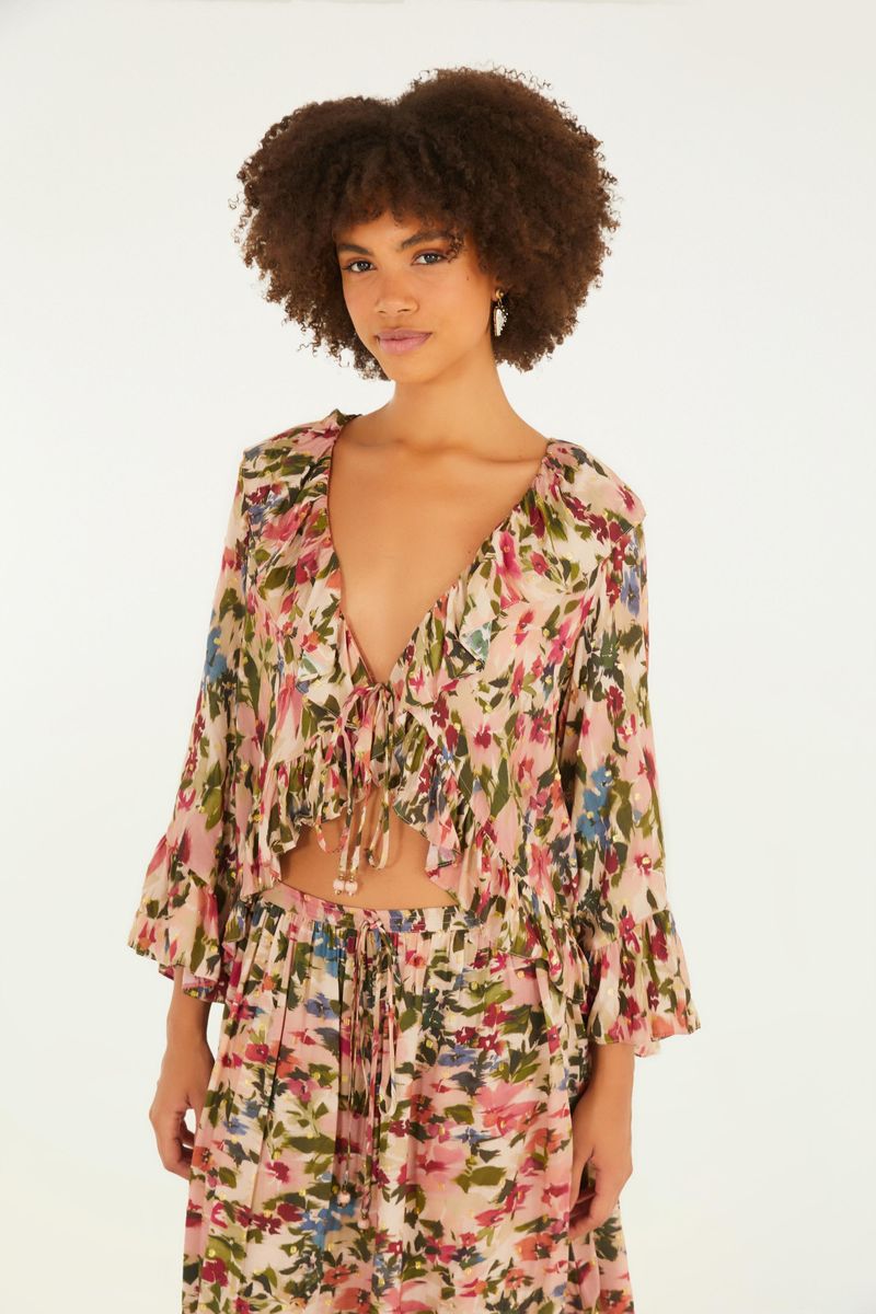 Imagen de una blusa estampada con escote en V y mangas abullonadas, vista de frente.