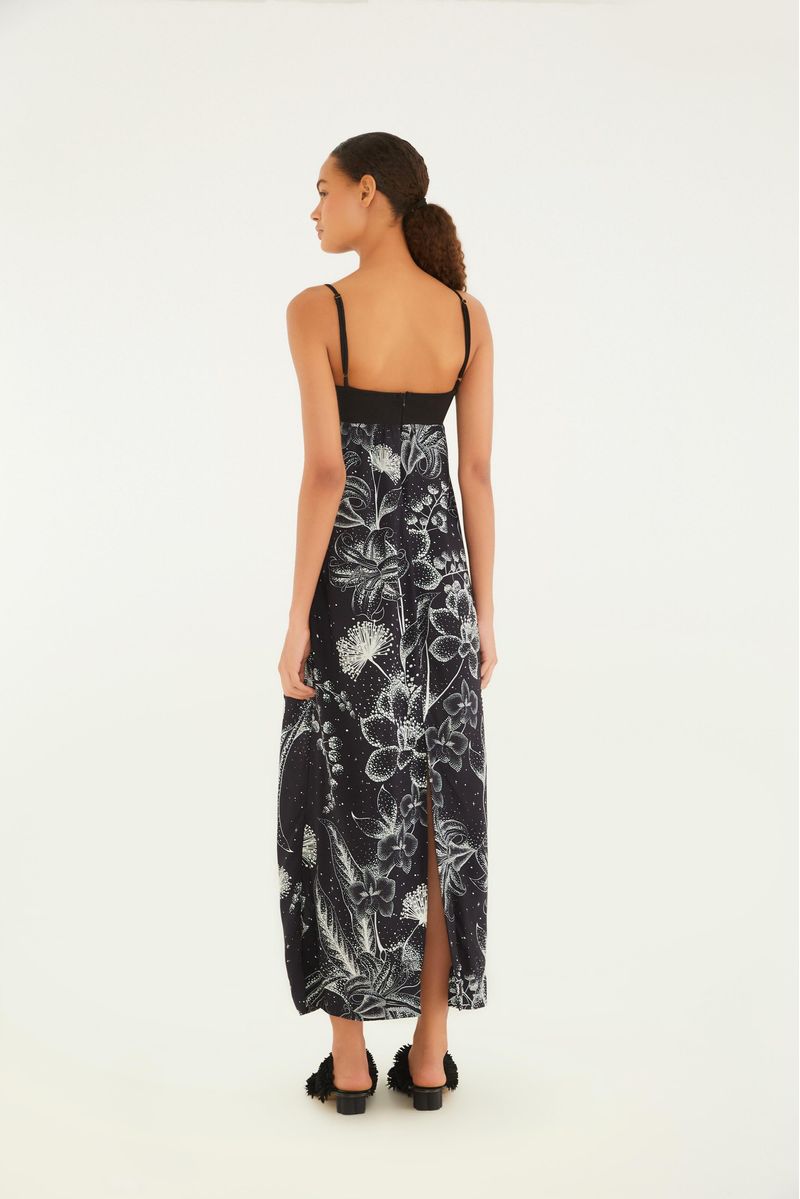 Vista lateral trasera del vestido largo con tirantes finos y estampado floral en tonos oscuros.