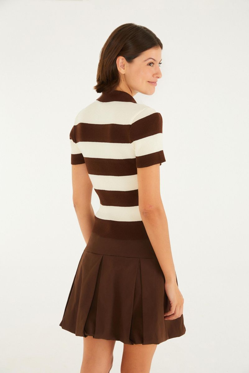 Vista trasera de la camiseta polo rayada en marrón y blanco.