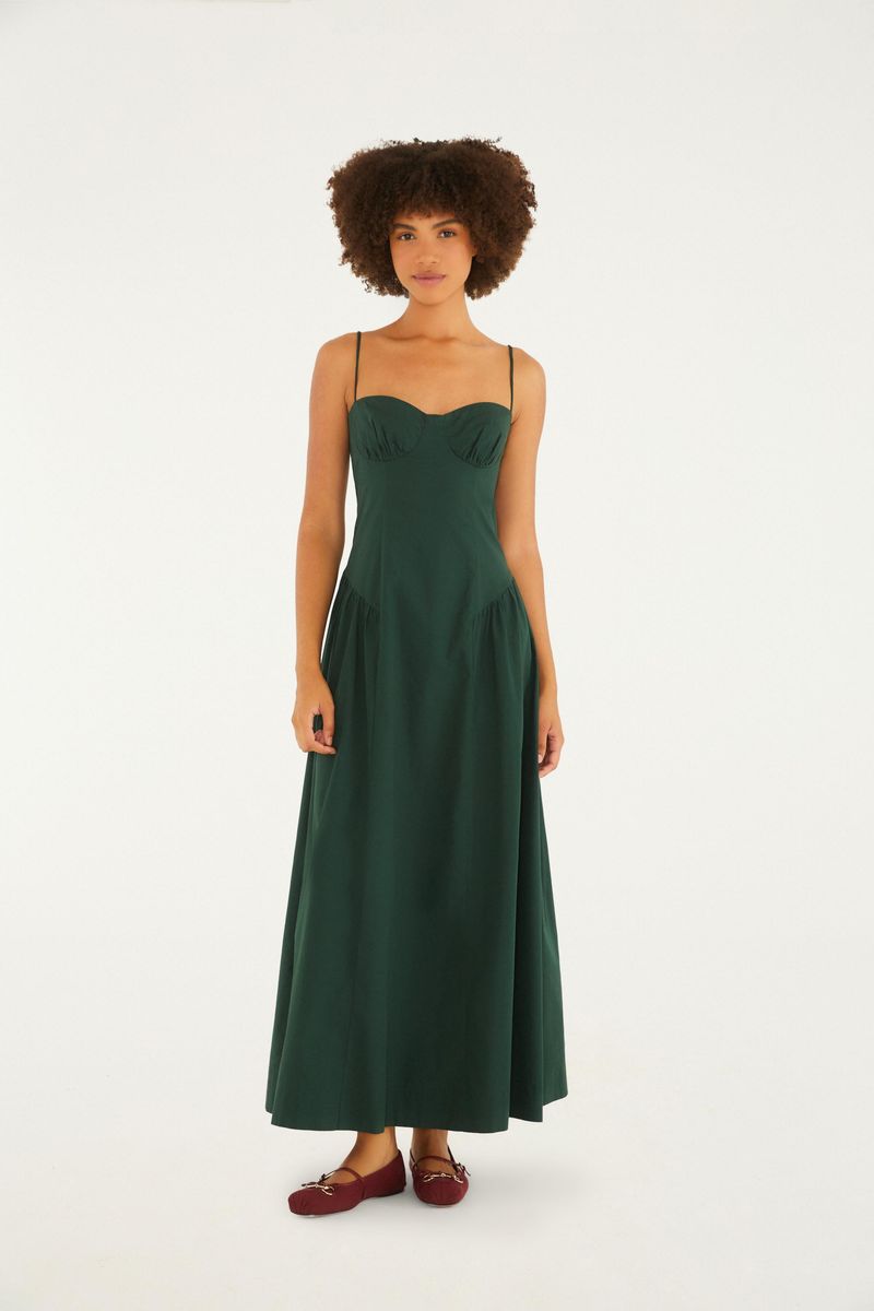 Imagen mostrando un vestido largo verde con tiras finas y corsé, visto de frente.