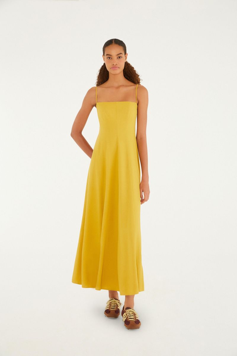 Vestido amarillo con tirantes finos, vista frontal completa.