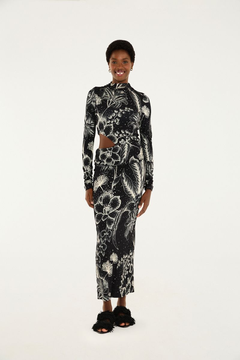 Vestido estampado negro con detalles florales blancos, vista frontal completa.