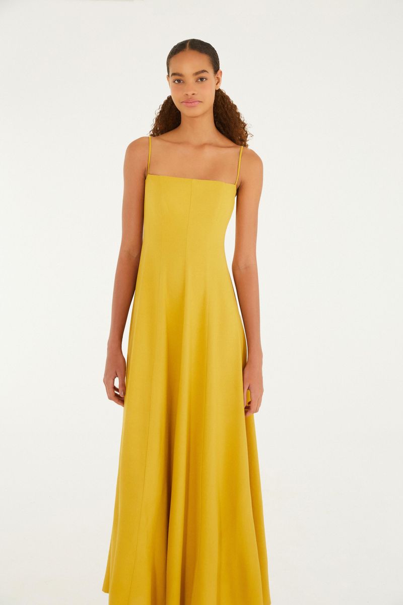 Vestido amarillo con tirantes finos, vista frontal detallada.