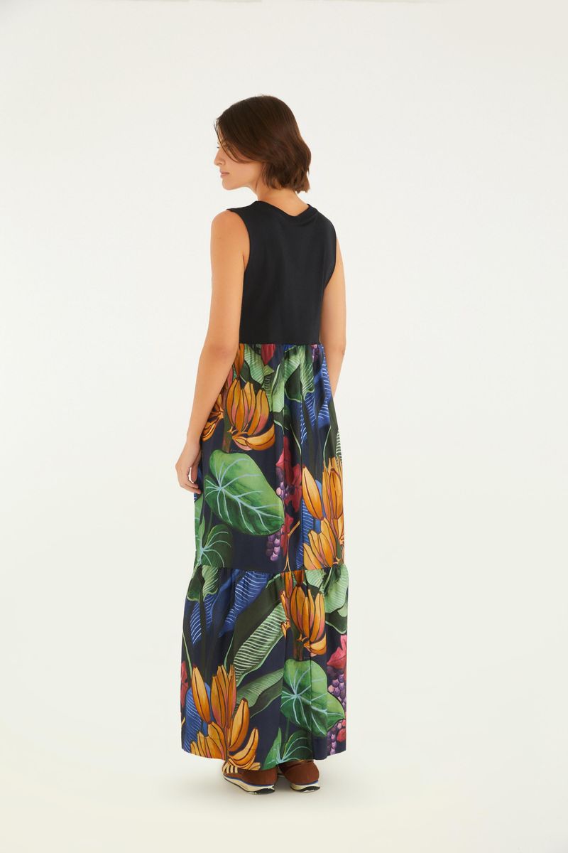 Vista lateral posterior del vestido, destacando el estampado tropical y el estilo fluido.