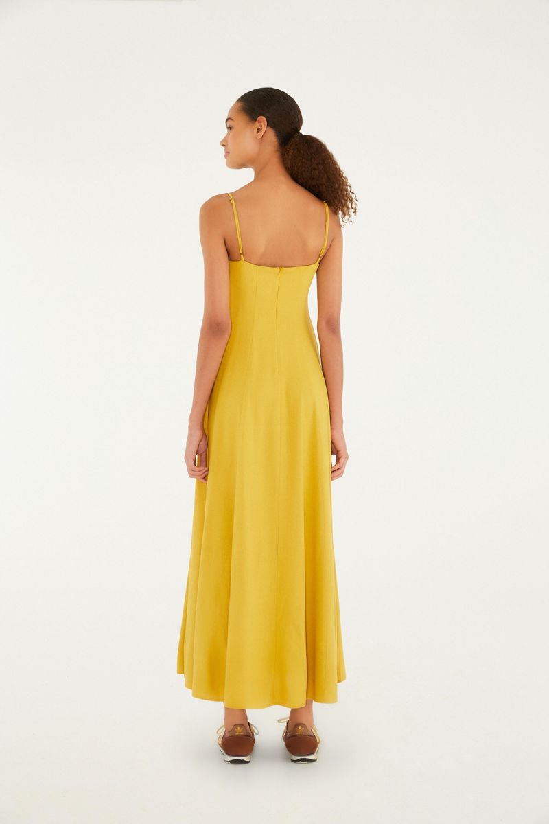 Vestido amarillo con tirantes finos, vista trasera detallada.