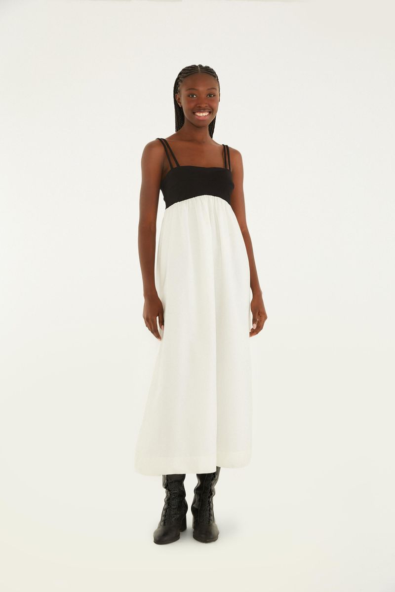 Imagen de una modelo llevando un vestido bicolor con tirantes, vista frontal completa.