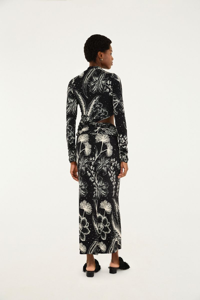 Vestido estampado negro con detalles florales blancos, vista trasera completa.