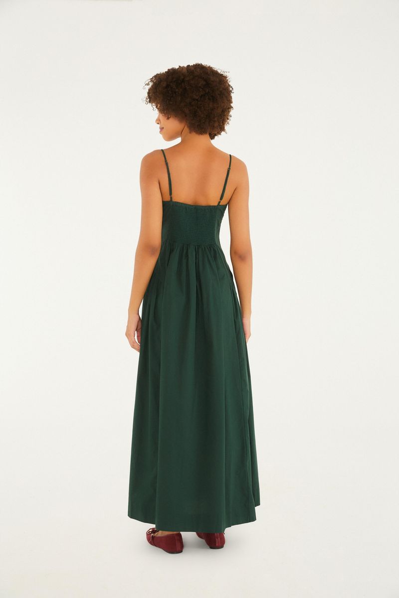 Imagen mostrando un close-up del vestido largo verde con tiras finas y corsé, destacando el escote.