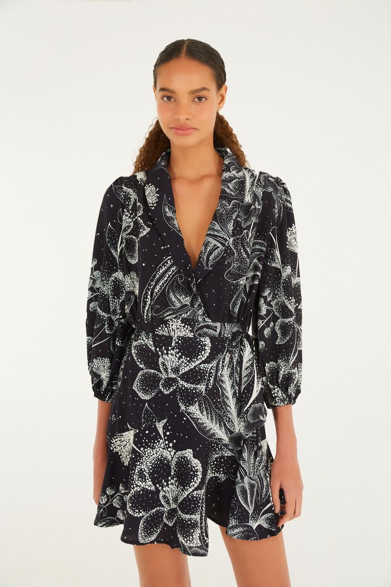 Vista frontal de un vestido corto con estampado floral, usado por una modelo.