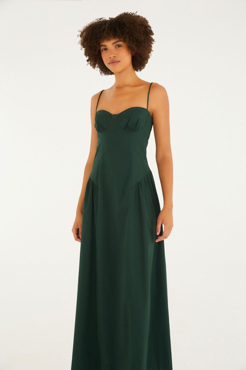 Imagen mostrando un vestido largo verde con tiras finas y corsé, visto de lado.