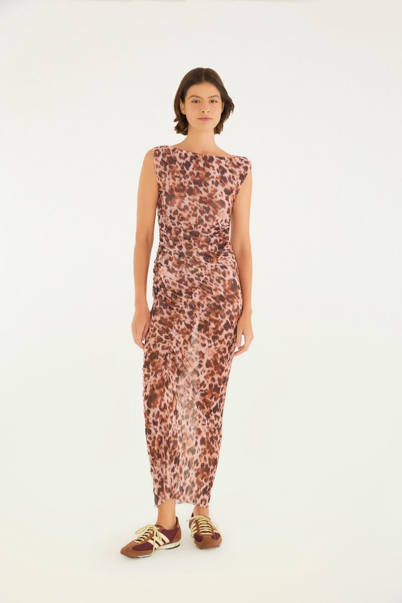 Imagen de un vestido largo con estampado de leopardo, visto desde el frente, con detalles de tul y abertura lateral.