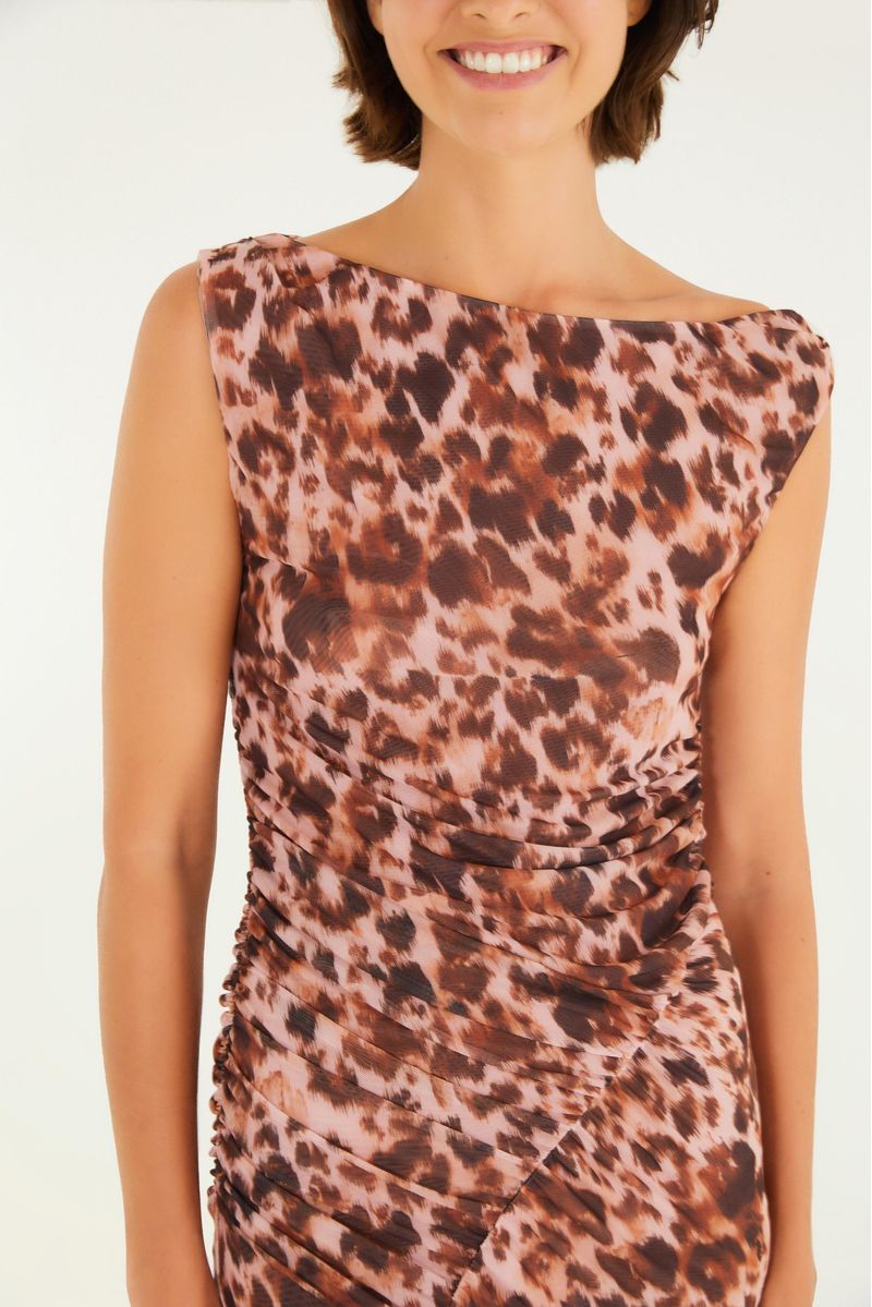 Imagen de un vestido largo con estampado de leopardo, visto desde atrás, mostrando la caída y detalles de la tela.