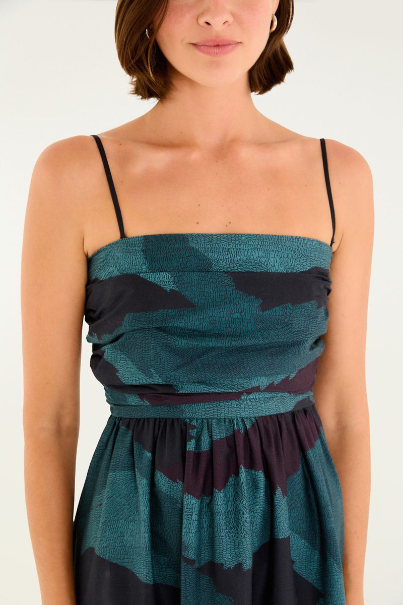 Imagen detallada de la parte superior del vestido largo con estampado colorido.