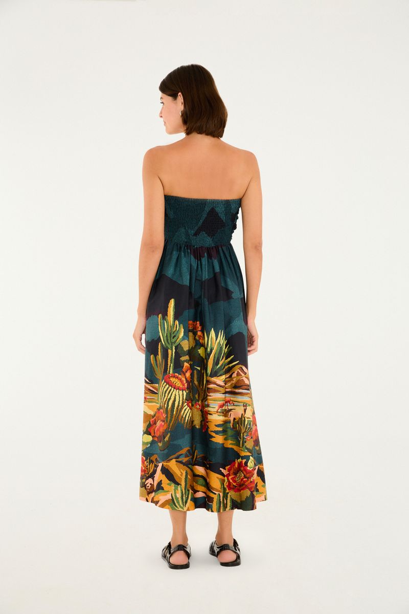 Imagen traseira del vestido largo con estampado colorido, mostrando el diseño de la espalda.