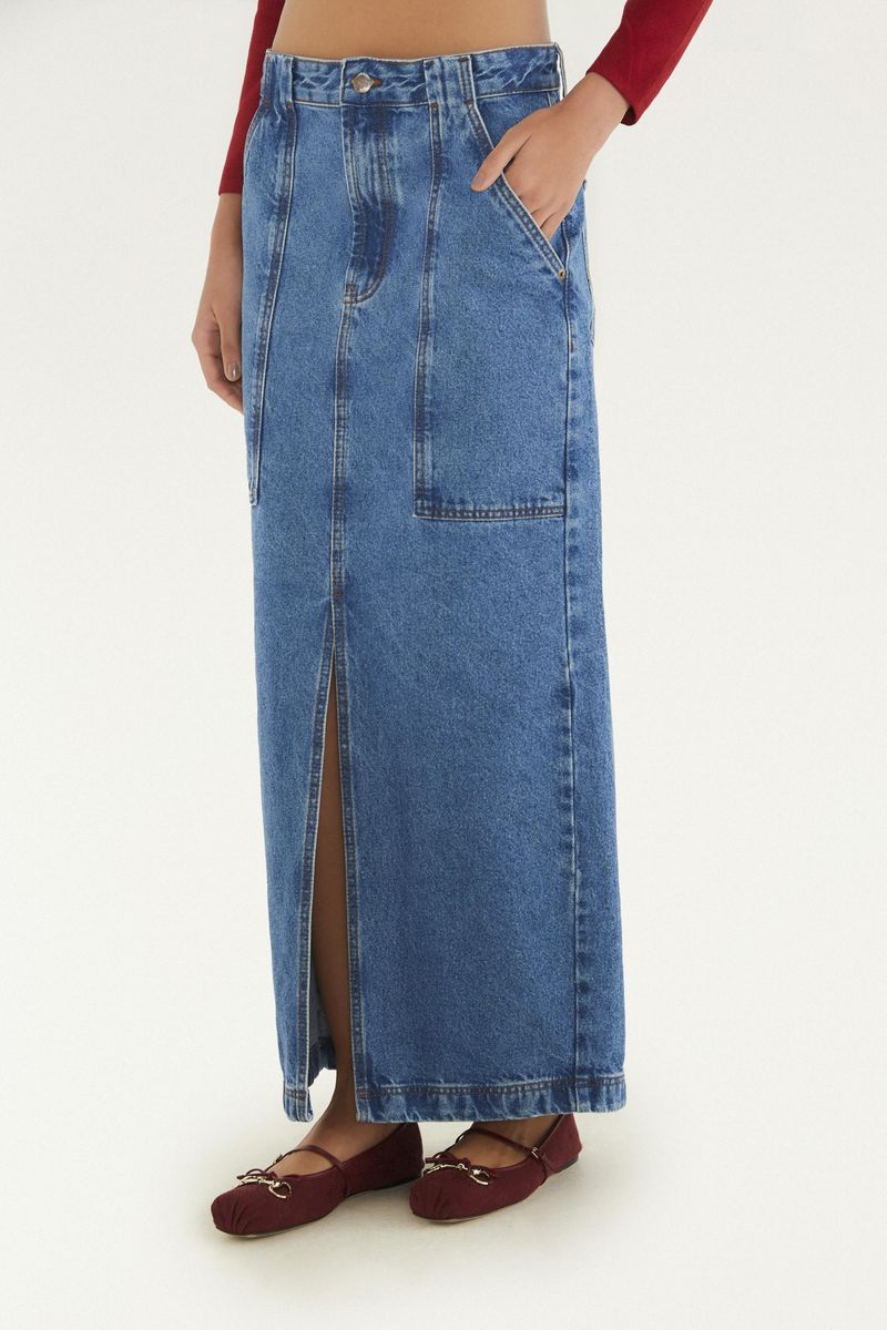 Detalle de la falda jean columna con cortes, mostrando la tela denim azul y el diseño con abertura.
