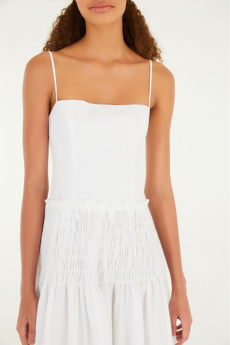 Primer plano del corpiño del vestido blanco con detalle de nido de abeja.