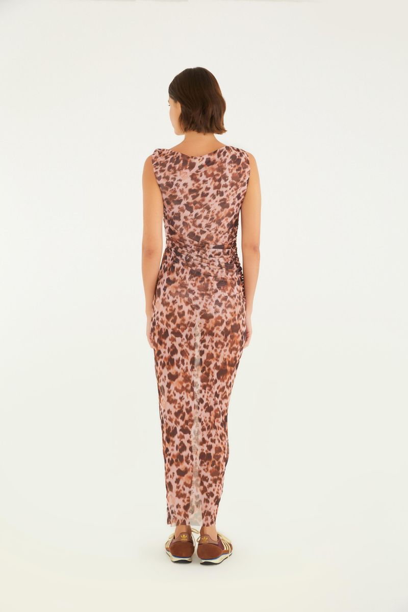 Imagen de un vestido largo con estampado de leopardo, enfocado en la parte superior trasera, destacando el escote y la textura de la tela.