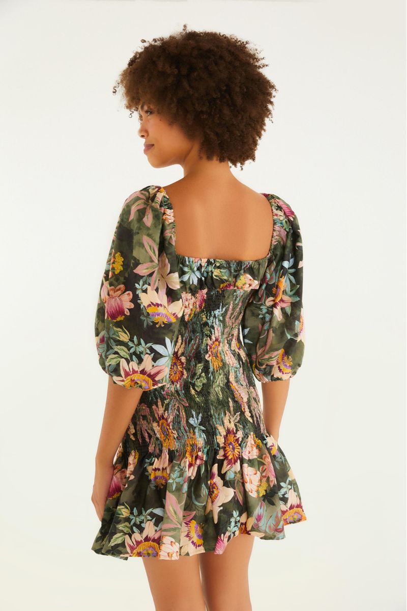 Vista trasera del vestido corto floral con escote cuadrado y mangas abombadas.