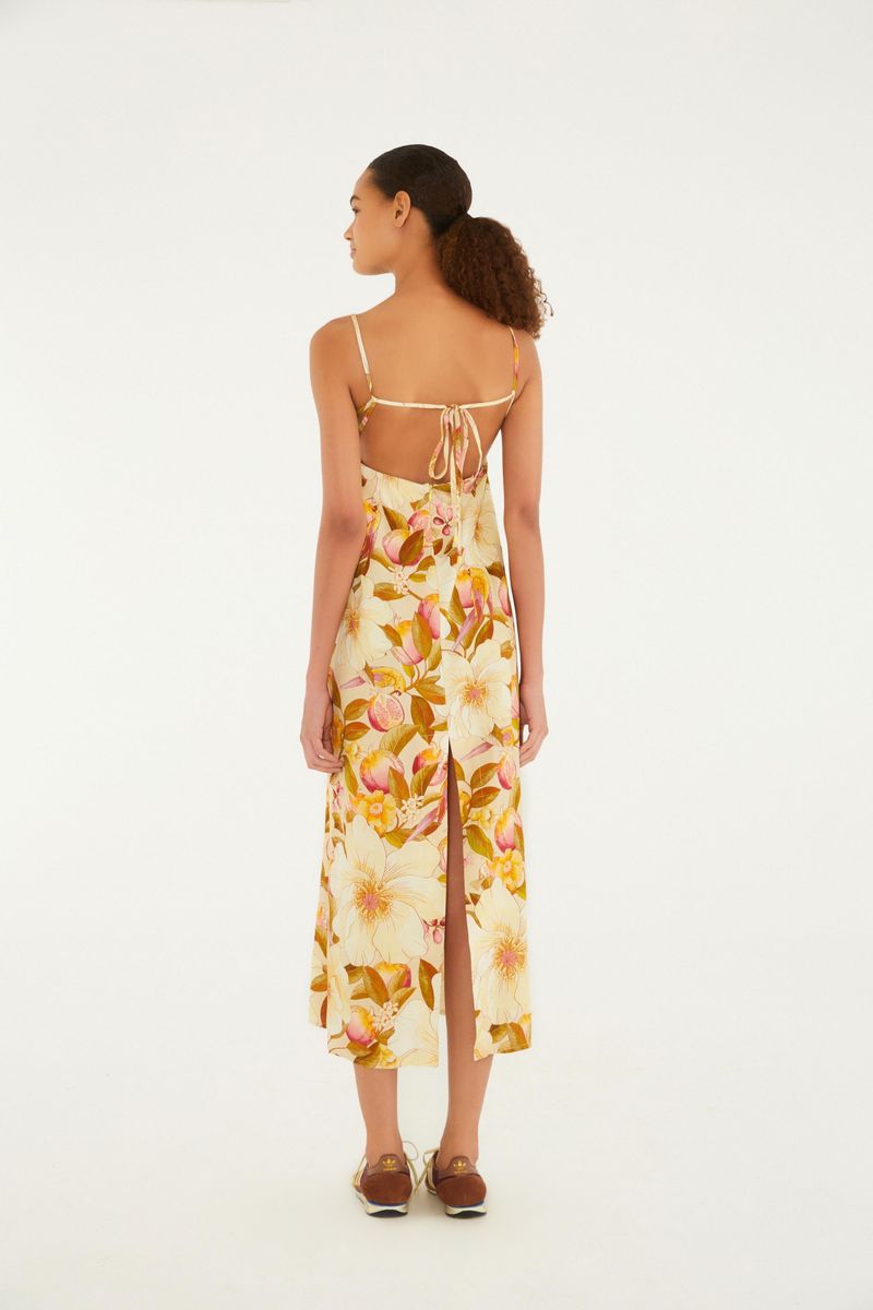 Imagen mostrando un acercamiento del escote del vestido floral con tirantes delgados.