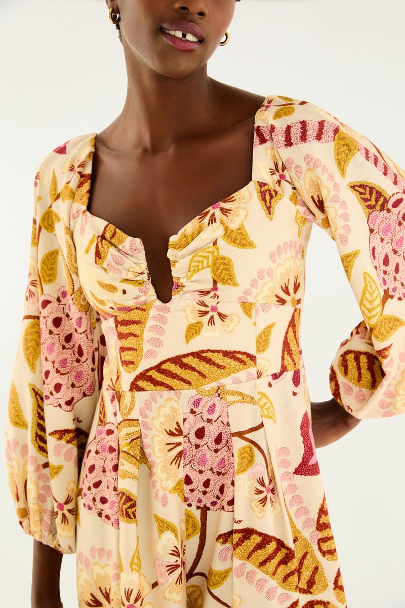 Detalle del escote cuadrado y estampado floral del vestido