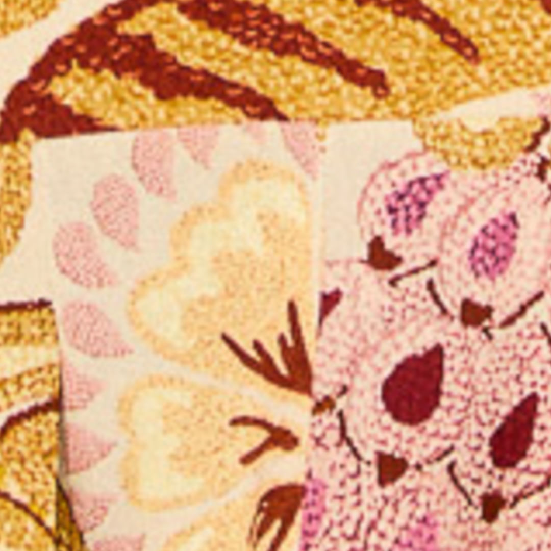 Close-up del estampado floral vibrante del vestido