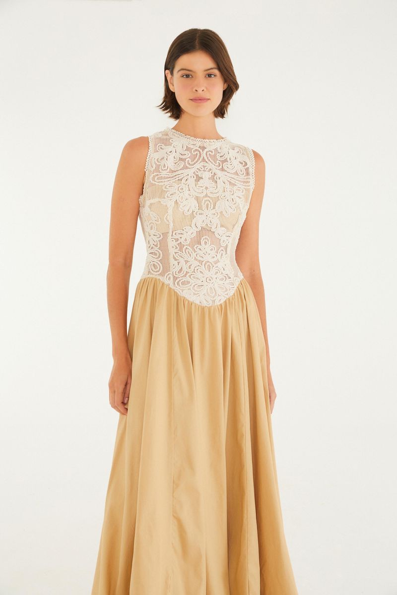 Vestido largo con corsé de encaje blanco y falda fluida beige, vista trasera.