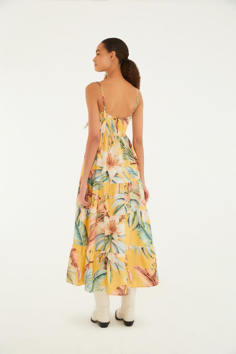 Imagen de un vestido largo estampado con tirantes finos, mostrando detalles de la parte trasera.