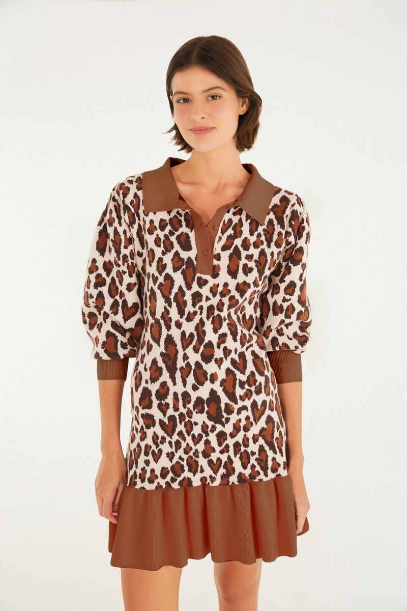Modelo mostrando la parte trasera del vestido de tejido jacquard con estampado de leopardo y detalles en ikat.