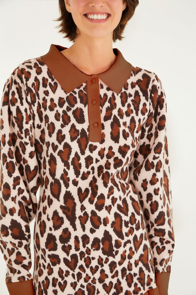 Detalle del escote y cuello del vestido de tejido jacquard con estampado de leopardo y detalles en ikat.