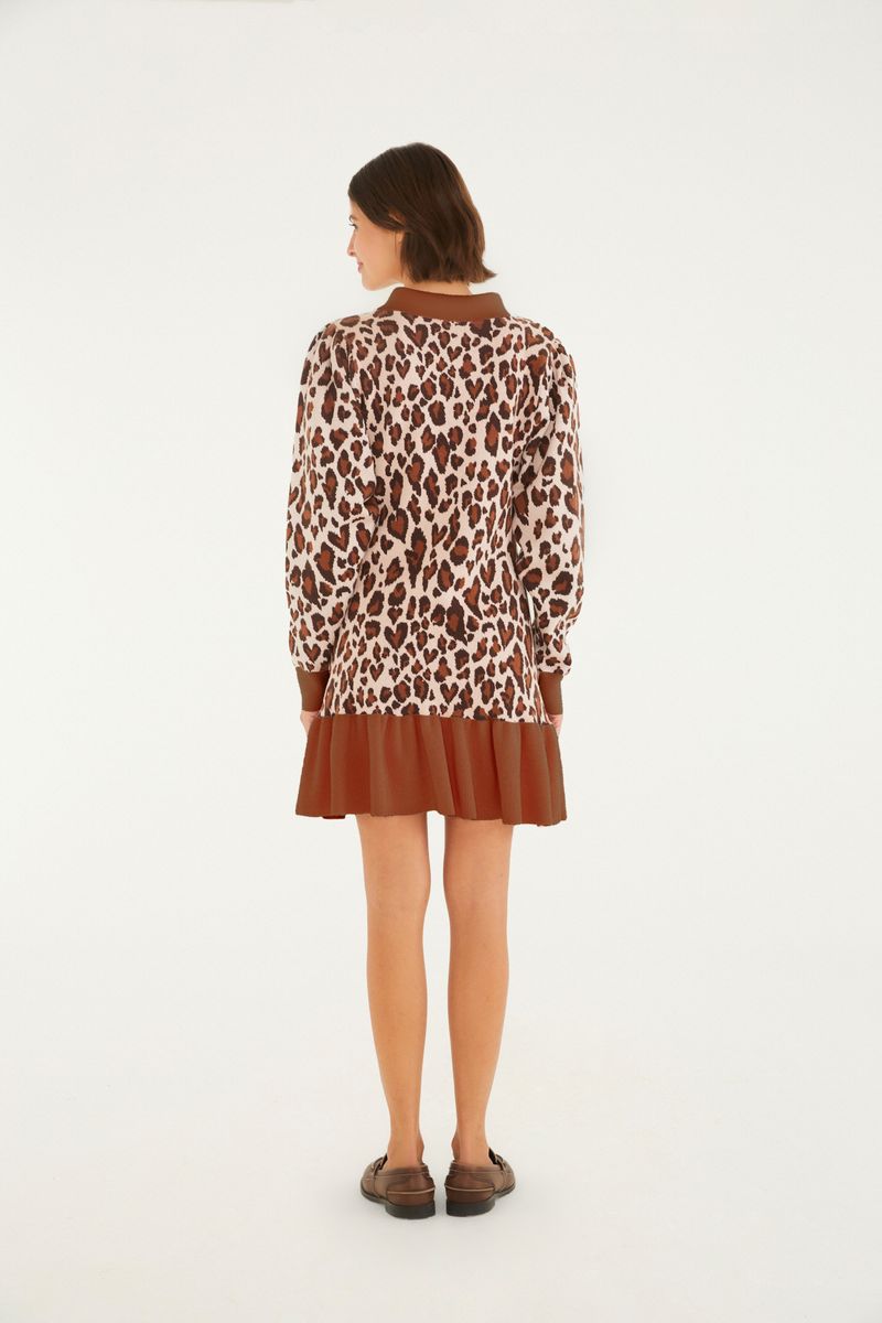 Vista lateral del vestido de tejido jacquard con estampado de leopardo y detalles en ikat.