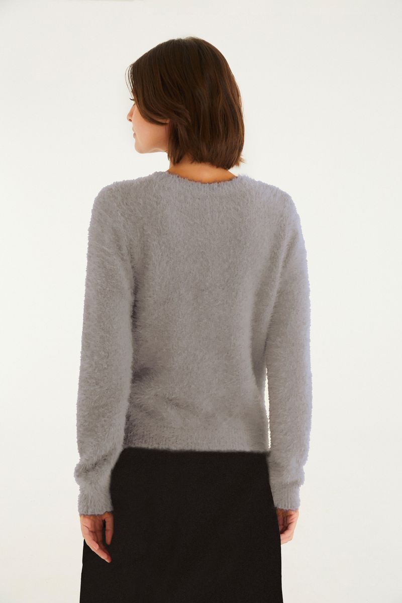 Vista trasera del cardigan gris mostrando el diseño simple y elegante.