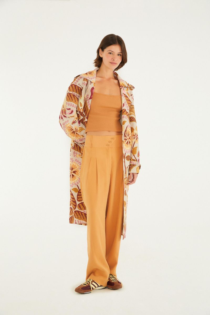 Imagen de una camiseta cropped en tono terracota, combinada con pantalón y chaqueta estampada, mostrando un conjunto completo.