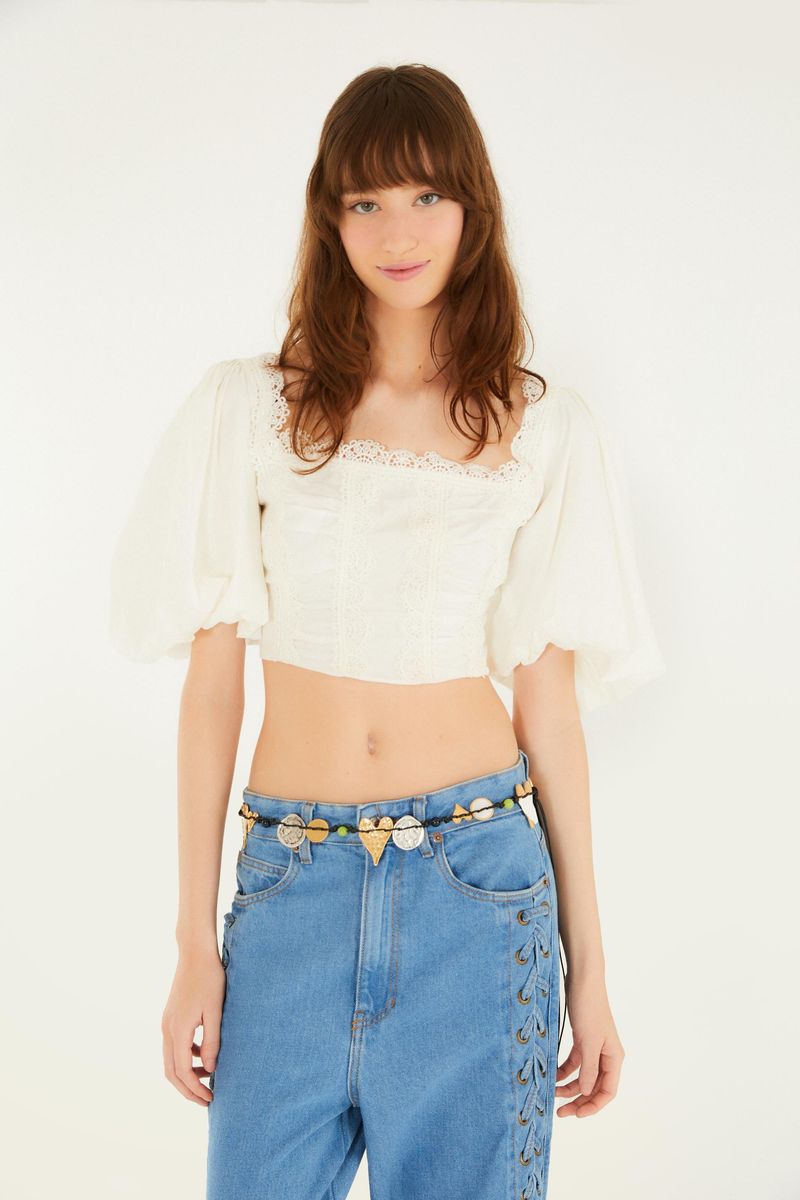 Blusa artesanal romántica con mangas abullonadas y detalles de encaje, vista frontal.
