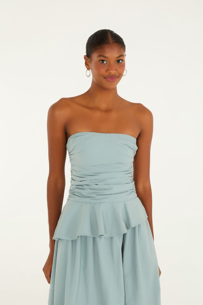 Blusa con pliegues y volantes vista de frente, resaltando el diseño elegante y sofisticado.