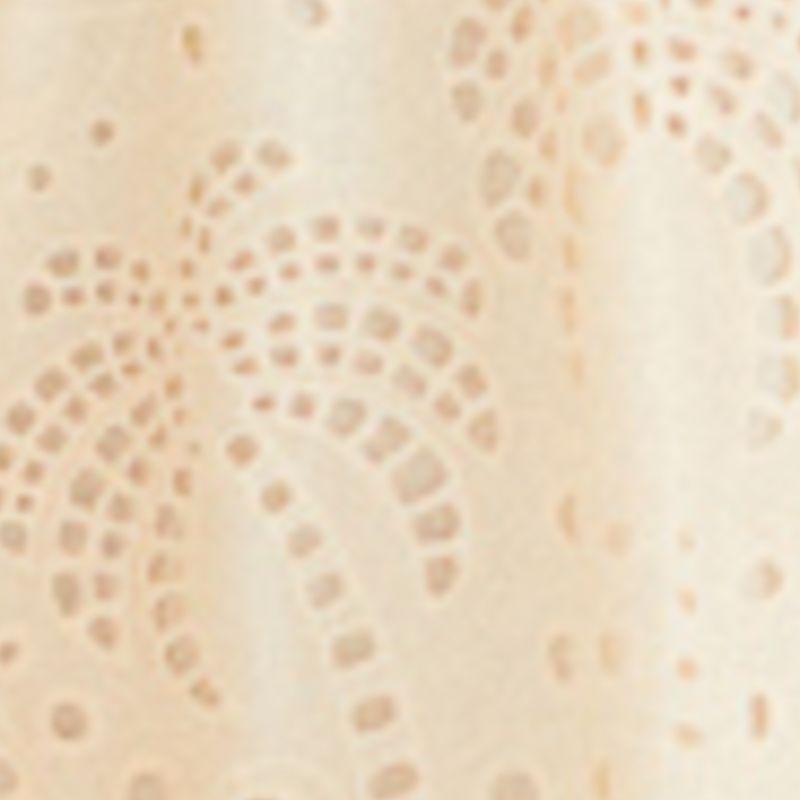 Imagen de un vestido largo beige con detalles de laise, mostrando el detalle del tejido.