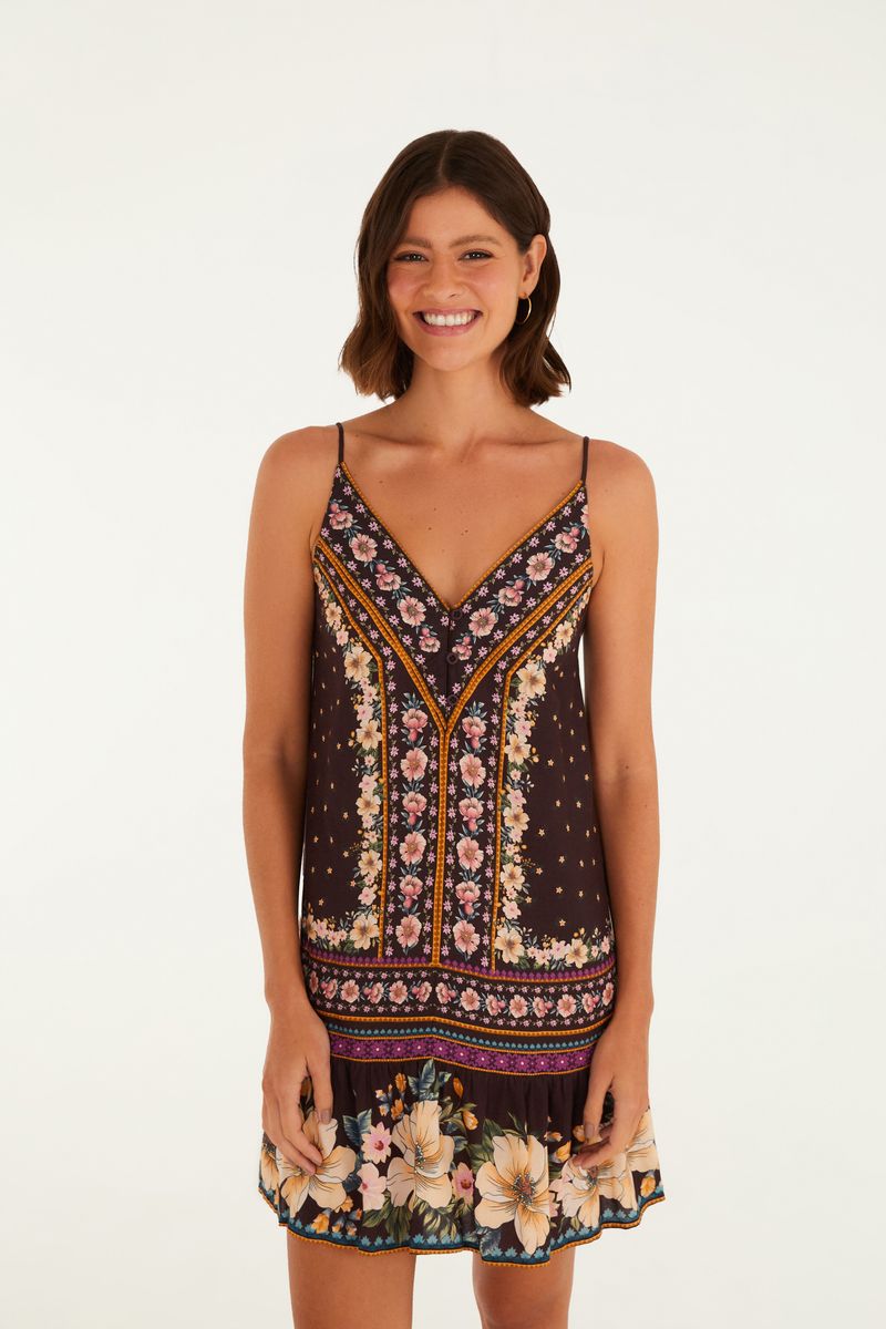 Imagen de un vestido corto con estampado floral y tirantes finos, visto de frente.