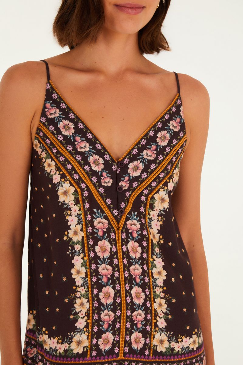 Close-up del escote en V del vestido corto con estampado floral.