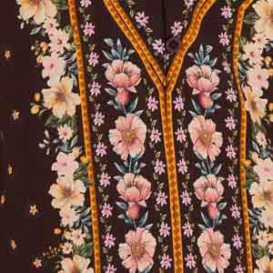 Vista lateral del vestido corto con estampado floral, mostrando detalles de los tirantes y del borde.