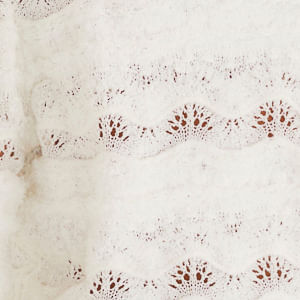 Close-up de la Blusa Tricot Artesanal con Cuello, destacando los detalles del tricot y los botones frontales.