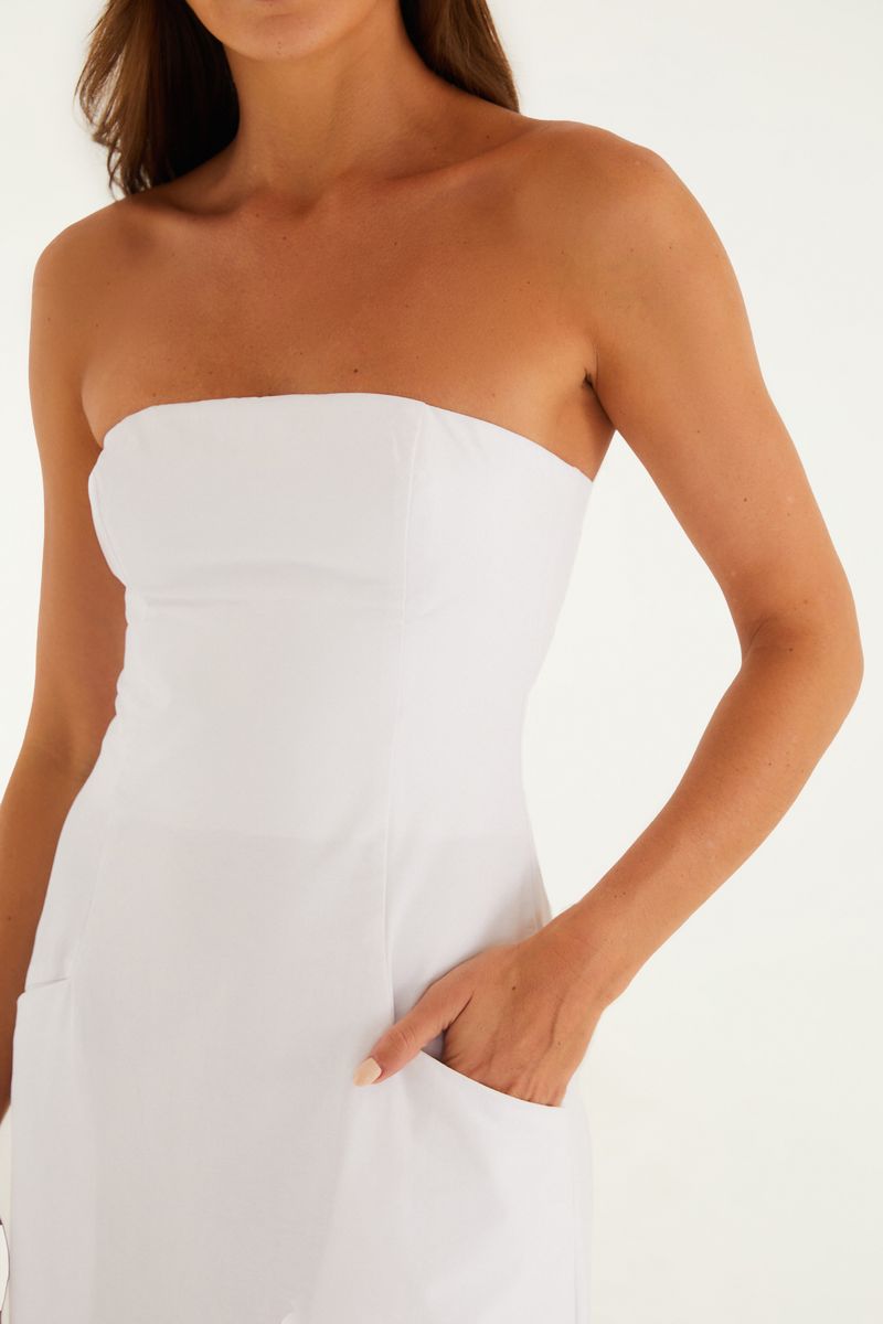 Imagen de un vestido recto de sastre blanco, sin tirantes, de longitud larga, con detalle de bolsillo.